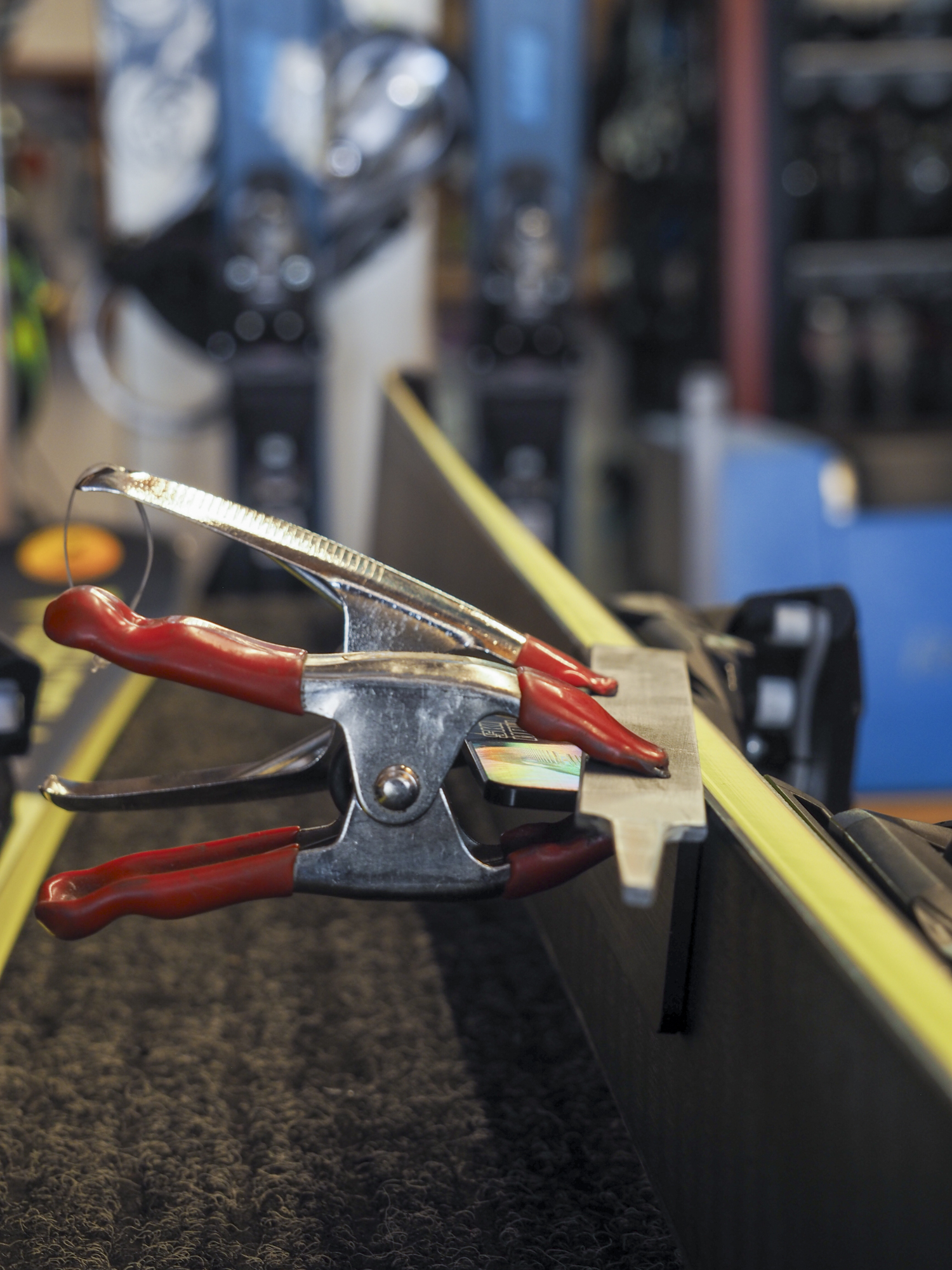 Sharpening the edges of a ski